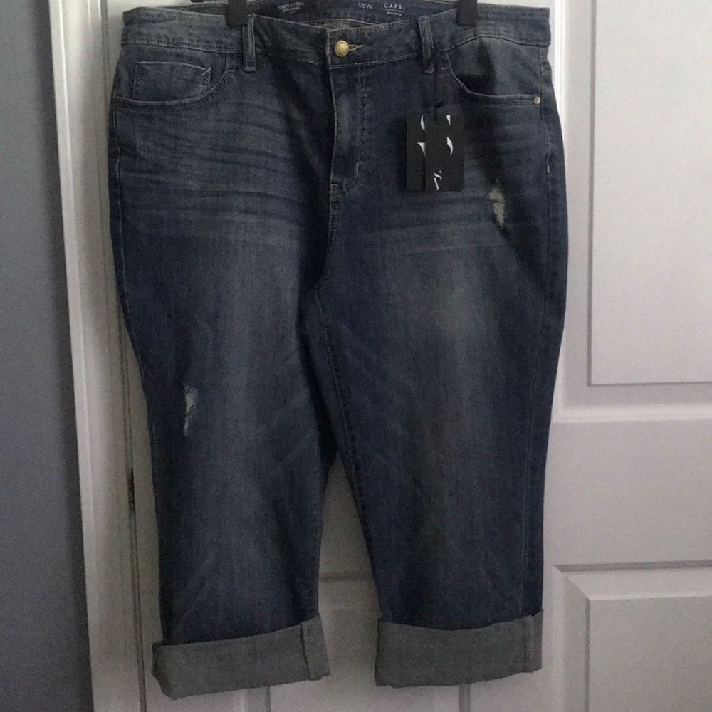 Vera Wang Mid Rise Capris- Slightly Distressed